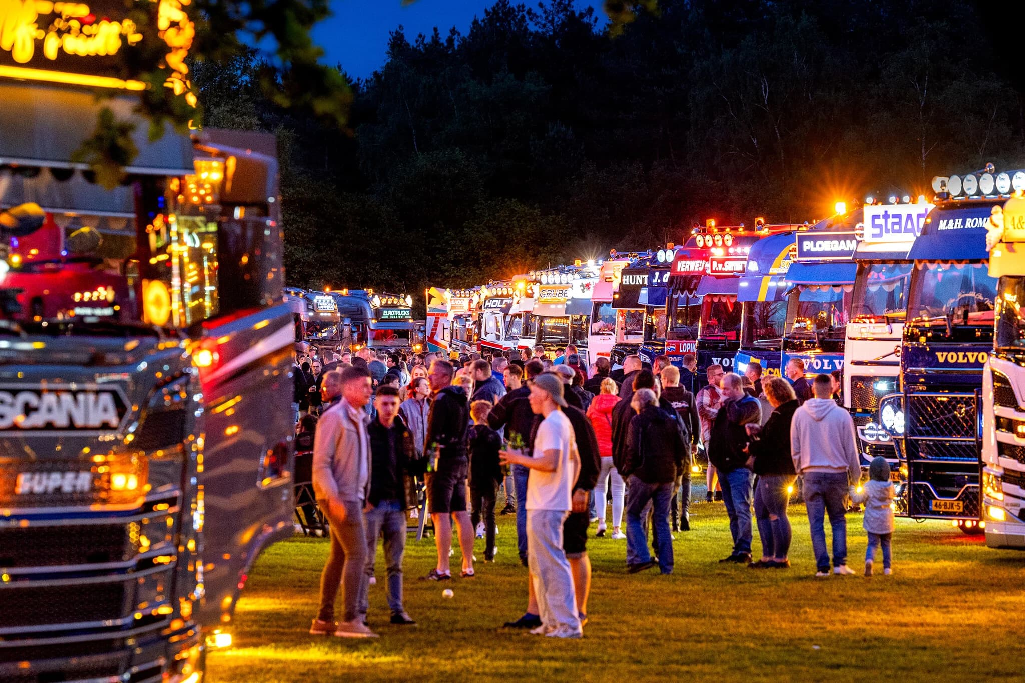 SuperDIK 2024 - Avondsfeer met verlichte trucks